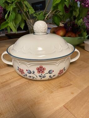 Cumberland Covered Ceramic Casserole Dish in Cream with Red Floral Pattern
